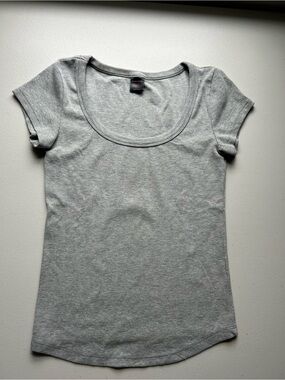 Suzette Collection Women’s M/L Gray Scoop Neck Fitted Ribbed T-Shirt Y2K
